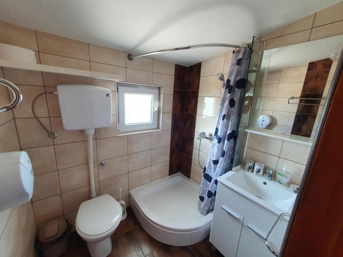 Apartmani Deak Vir Buitenkant foto